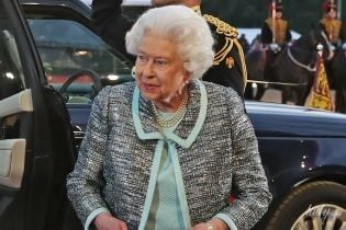 Який ніжний образ: королева Єлизавета II приїхала на скачки в красивій сукні та блискучому жакеті