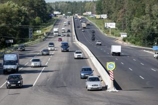 На важливих трасах в Україні з’явиться більше розривів у відбійниках