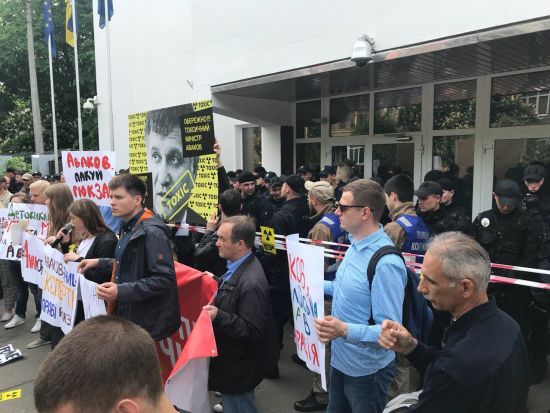 Активісти прийшли під стіни Генпрокуратури з вимогою відставки Луценка та Авакова