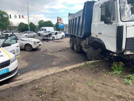 У передмісті Києва легковик на великій швидкості врізався у вантажівку: водій в реанімації