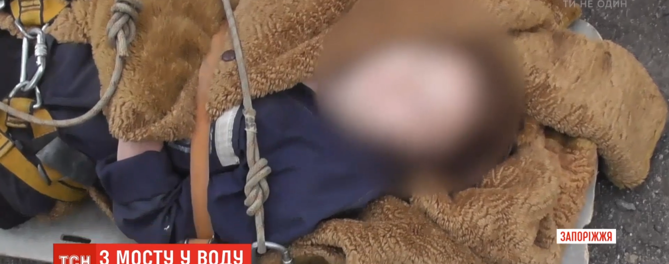 В Запорожье чудом уцелела девушка, которая прыгнула в воду с 40-метровой высоты