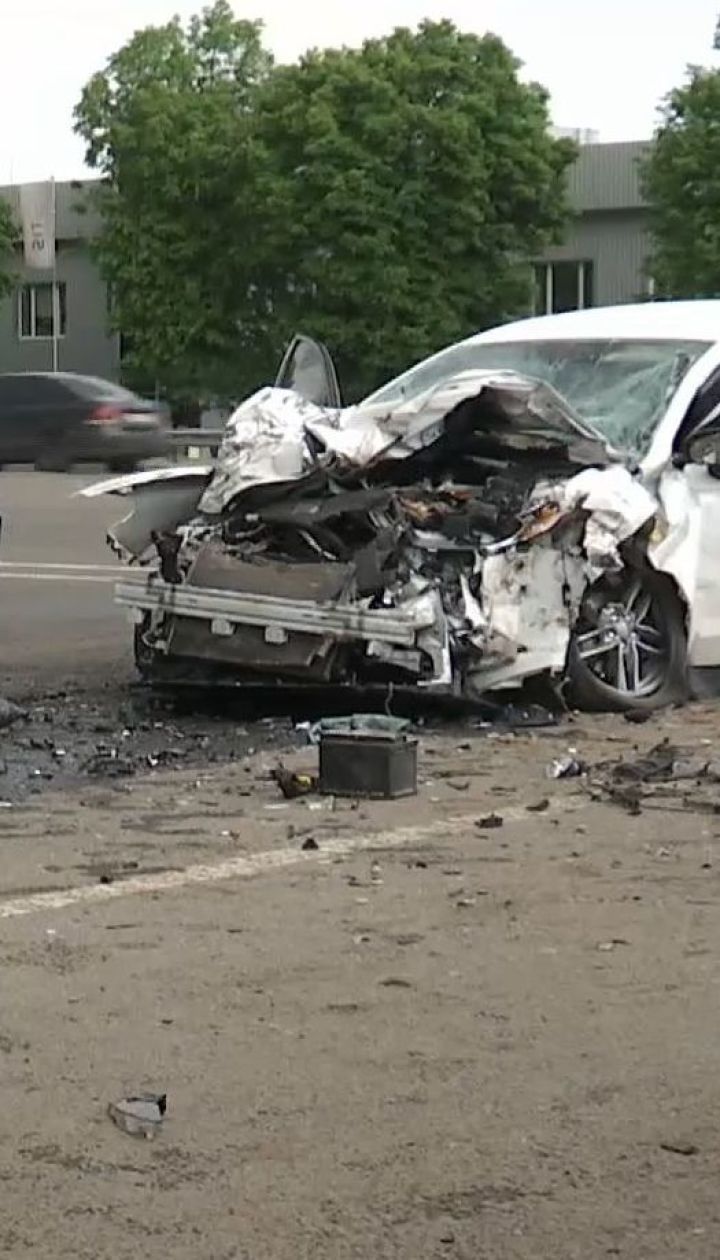 Під Києвом легковик на великій швидкості влетів у МАЗ