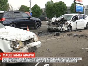 Под Киевом легковушка на большой скорости влетела в МАЗ