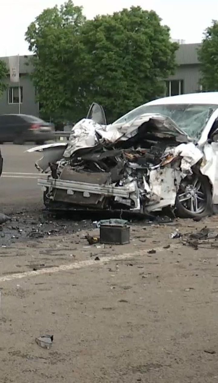 Под Киевом легковушка на большой скорости влетела в МАЗ