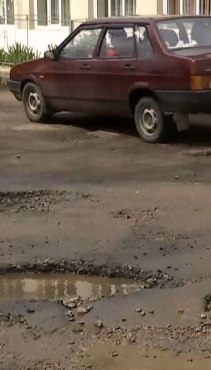 Працівники Коломийської філії облавтодору закатали в калюжі асфальту на 150 тисяч гривень