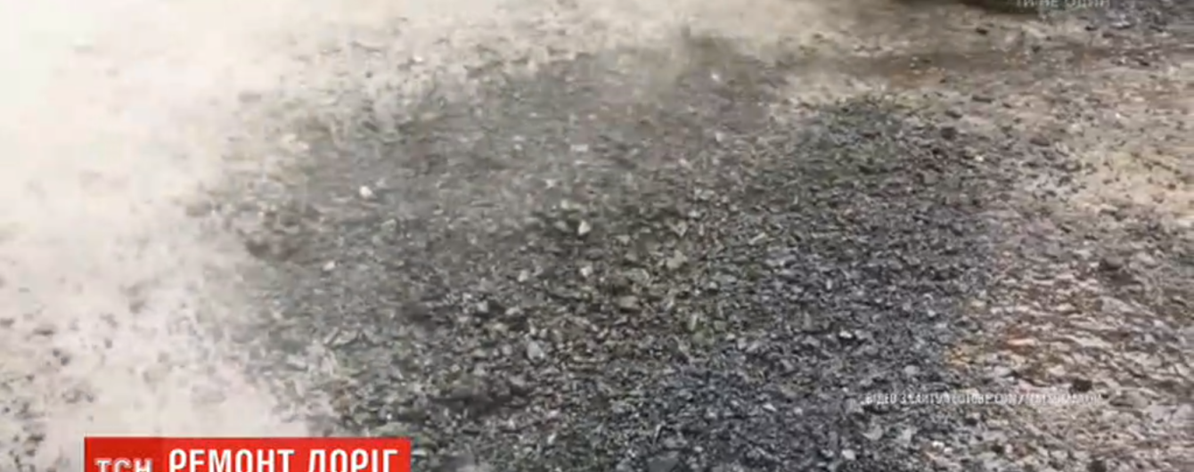 На Прикарпатье дорожники засыпали асфальт прямо в лужи