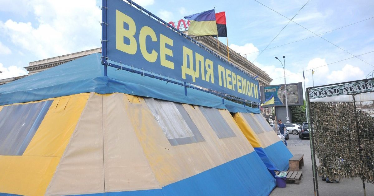 Горсовет Харькова подал в суд иск о сносе волонтерской палатки на площади Свободы