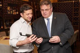 Зеленский передал на фронт подарок литовского министра