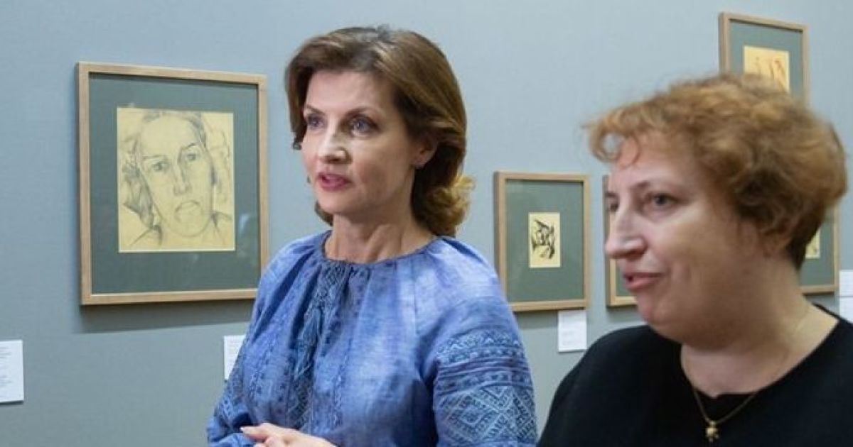 У блакитній вишиванці та спідниці-олівці: Марина Порошенко сходила на художню виставку
