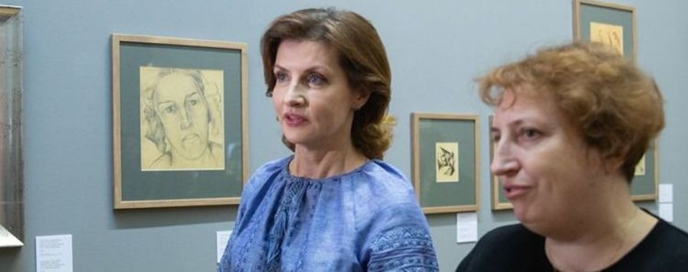 В синей вышиванке и юбке-карандаше: Марина Порошенко сходила на художественную выставку