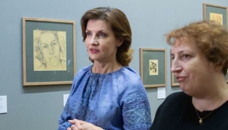 У блакитній вишиванці та спідниці-олівці: Марина Порошенко сходила на художню виставку