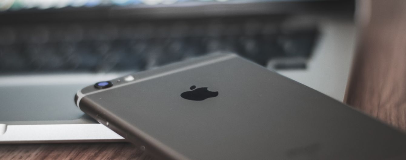 Компанию Apple оштрафовали из-за намеренного замедления работы старых моделей iPhone