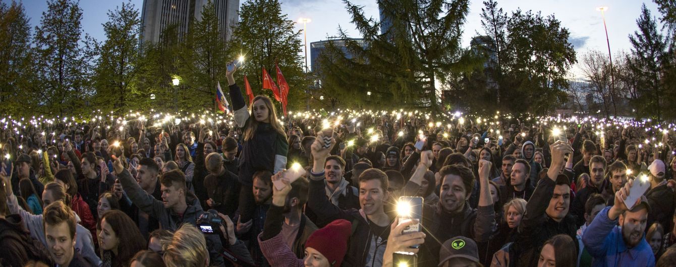 В Екатеринбурге протестуют против строительства храма, активистов разгоняют "православные титушки" и ОМОН. Что там происходит