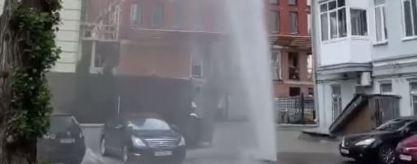 В центре Киева между припаркованными авто из-под асфальта вырвался мощный фонтан