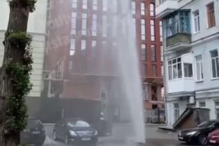 В центре Киева между припаркованными авто из-под асфальта вырвался мощный фонтан