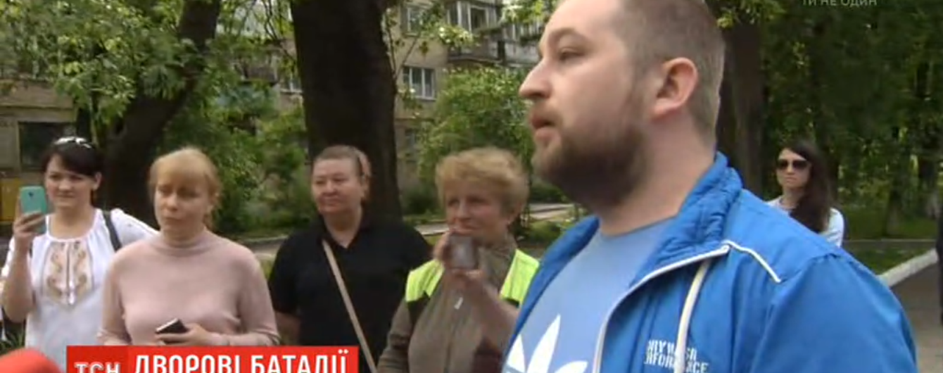 Житель столичной многоэтажки держит в страхе жителей нескольких домов, потому что обустроил двор