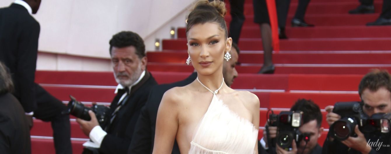 Прозоро і відверто: Белла Хадід в сукні Dior позувала перед фотографами