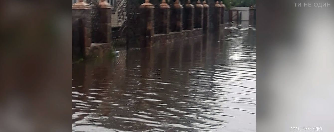 Воды по колено: село в Ровенской области затопило из-за сильных дождей