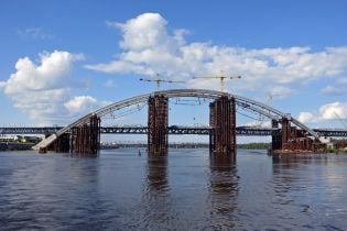 У Києві кипить робота на Подільському мості-довгобуді. Як триває будівництво