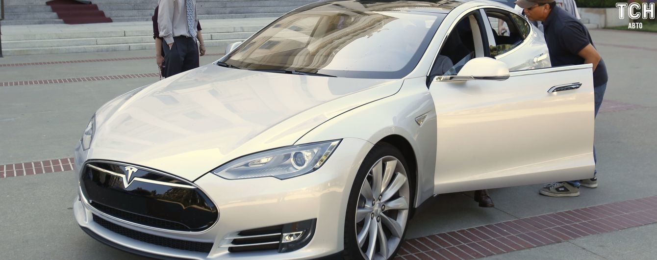 Метеорит и автопилот. Владелец Tesla рассказал невероятную историю о своем электрокаре