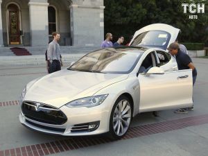 Електрокари Tesla звинувачують у безконтрольних прискореннях. Реакція компанії