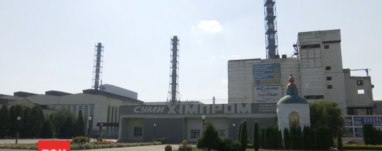 В Сумах на предприятии пожилой мужчина упал с высоты прямо в емкость с кислотой