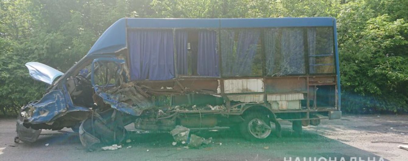 У Вінницькій області фургон в’їхав у маршрутку: є загиблі та постраждалі