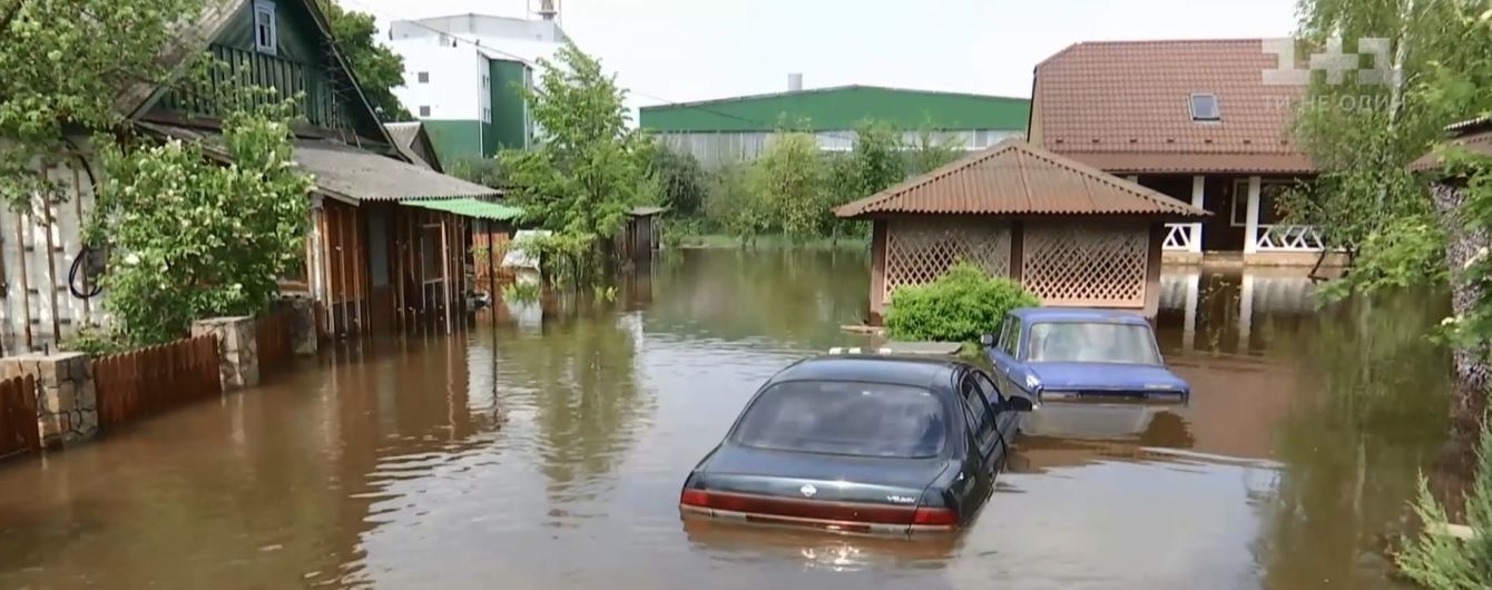 На Ровенщине после рекордного ливня утонуло село, люди остались без еды и воды