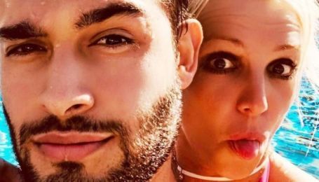После лечения в психбольнице Спирс показала ряд романтических фотографий с бойфрендом