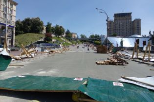 "Мешал расследованию расстрелов". Активисты снесли забор возле Майдана в Киеве