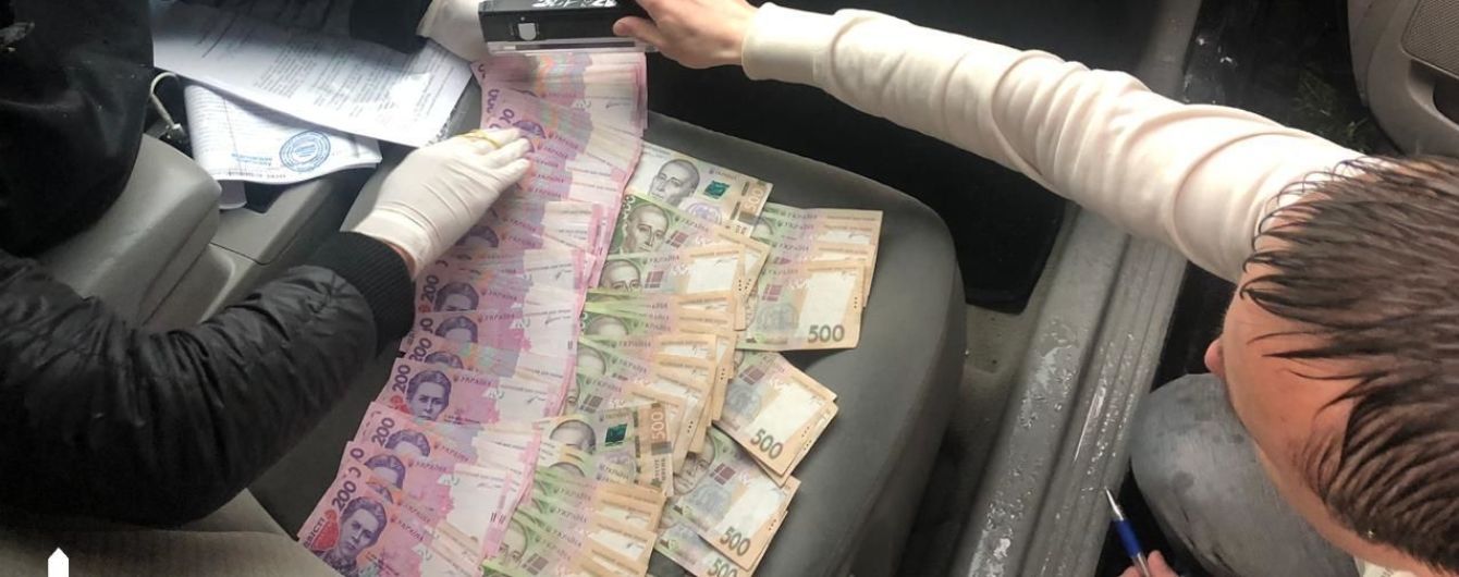 На Хмельниччині затримали інспектора фіскальної служби на хабарі