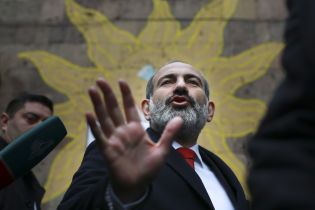 Премьер Армении призвал заблокировать все суды в стране, назвав это вторым этапом революции
