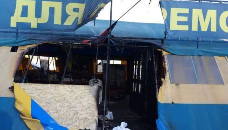 В центре Харькова подожгли известную палатку волонтеров "Все для победы"