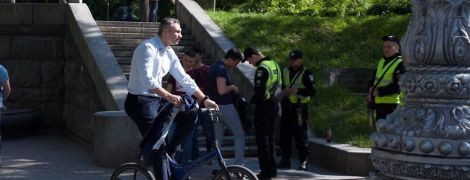 Кличко зарулил на инаугурацию Зеленского на велосипеде