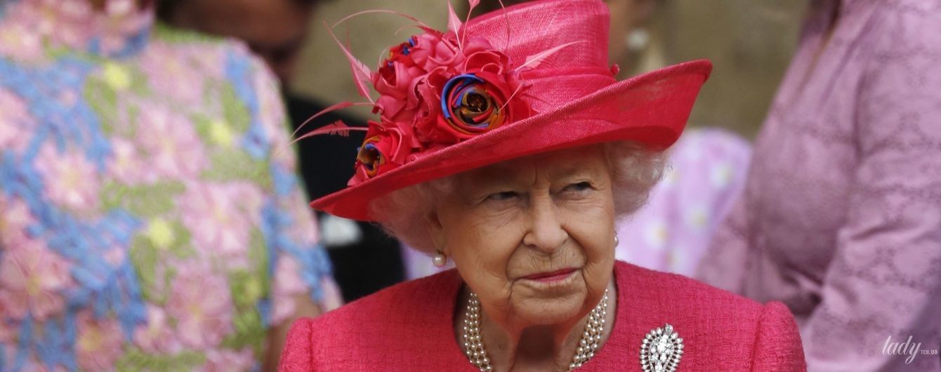 Какая красивая: 93-летняя королева Елизавета II стала самой яркой гостьей на свадьбе леди Габриэллы Виндзор