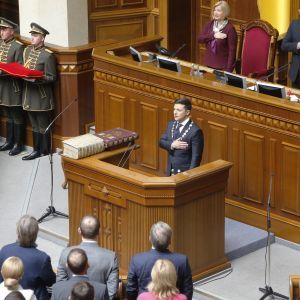 О роспуске Рады, увольнениях и прекращении огня. Полный текст и видео первой речи президента Зеленского