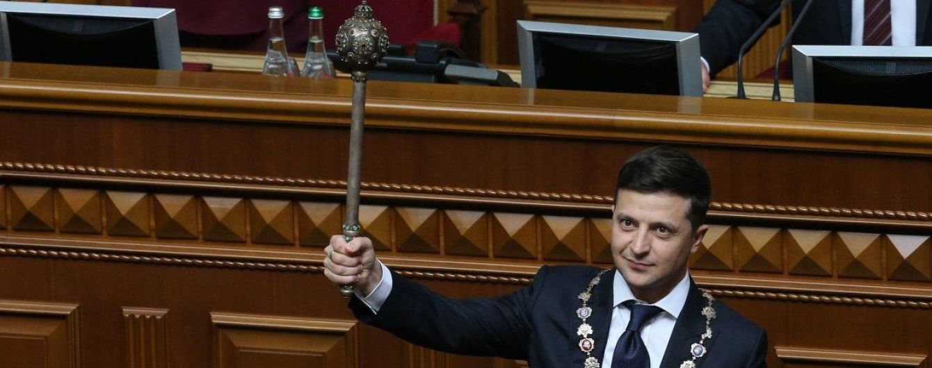Во время инаугурации упало президентское удостоверение Зеленского