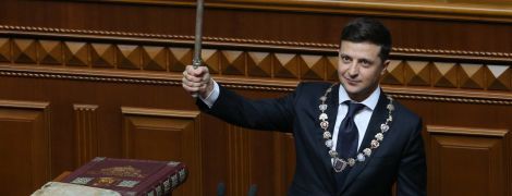 Во время инаугурации упало президентское удостоверение Зеленского