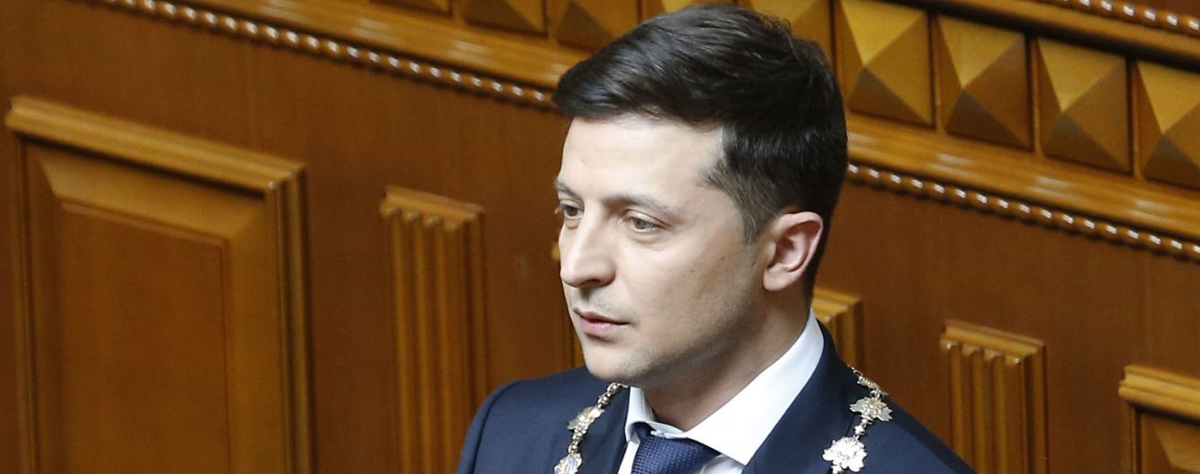 "Президент не икона". Зеленский попросил не ставить в кабинетах его портреты