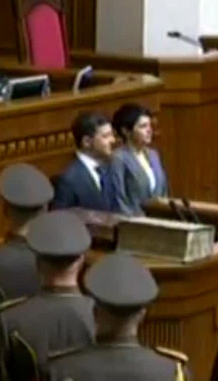 Во время инаугурации Зеленского упало удостоверение президента