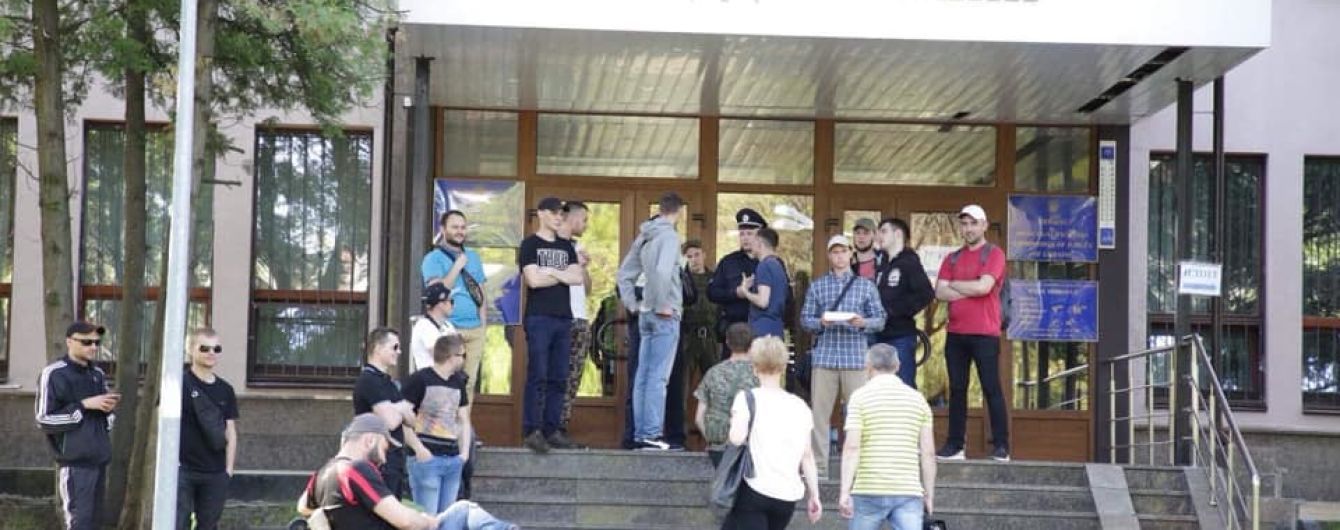 В Высшей комиссии судей заявили о срыве работы – спортивные юноши заблокировали вход в здание
