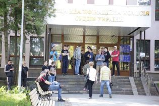В Высшей комиссии судей заявили о срыве работы – спортивные юноши заблокировали вход в здание