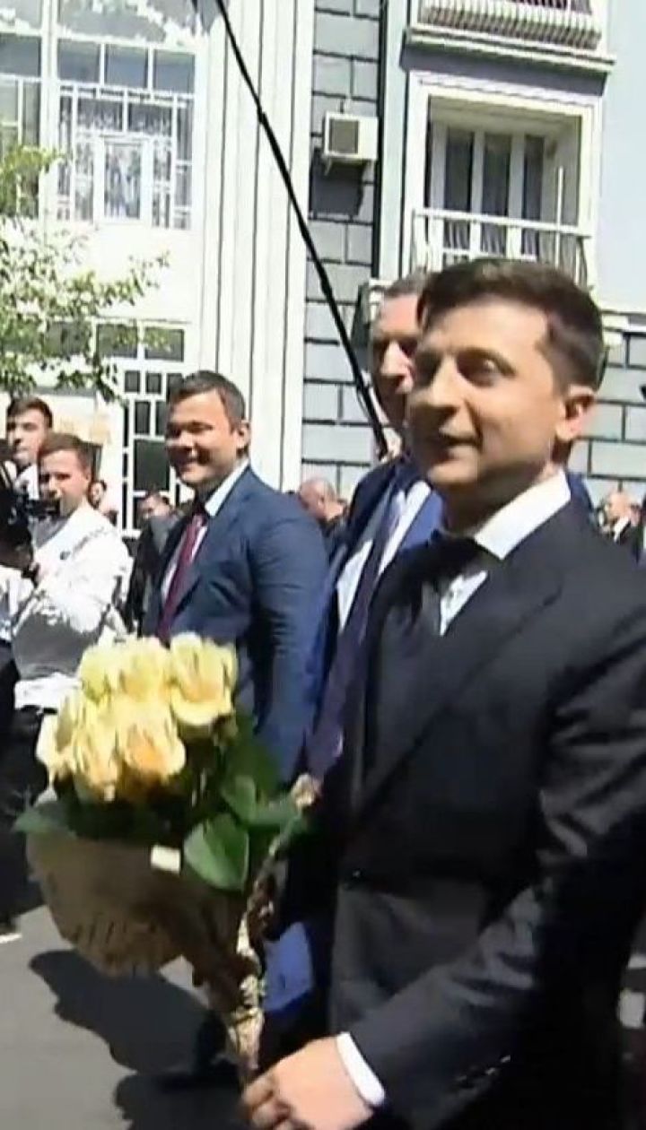 Зеленський у супроводі своїх прихильників пішки прийшов до Адміністрації президента