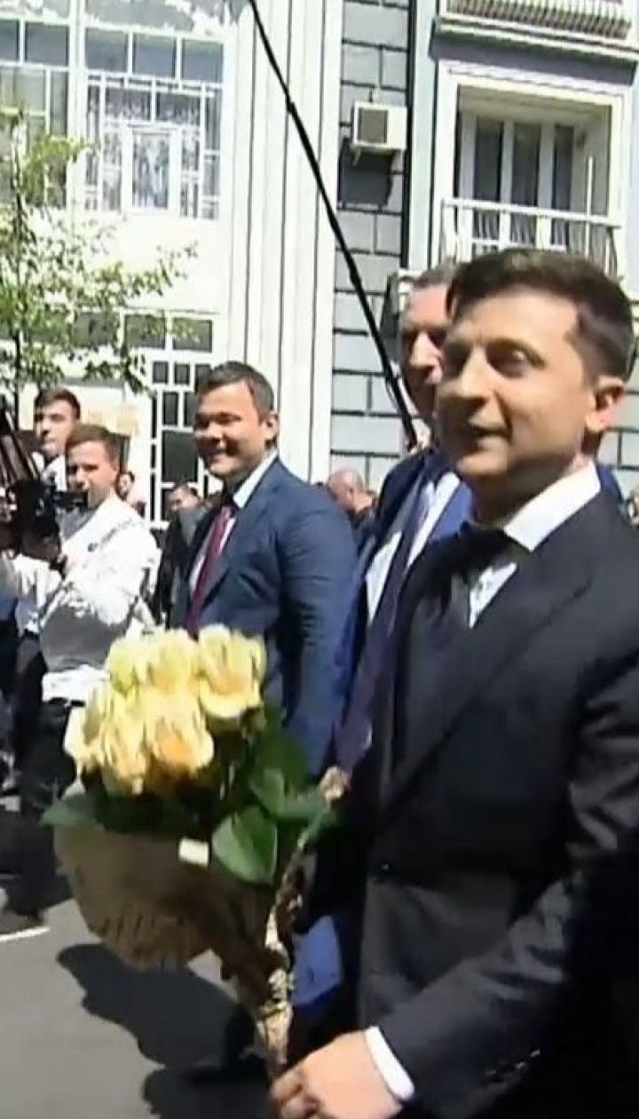 Зеленский в сопровождении своих сторонников пешком пришел в Администрацию президента