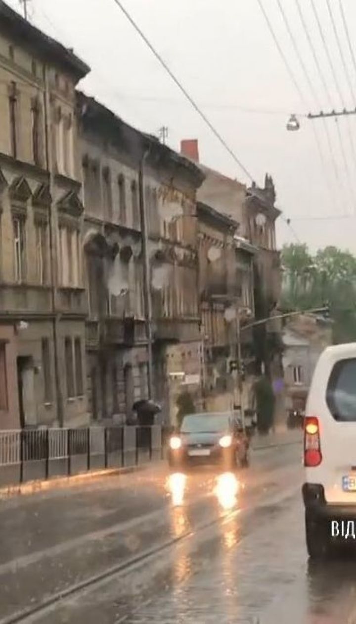 У Львові дощ із градом лив без упину кілька годин, вулиці залило
