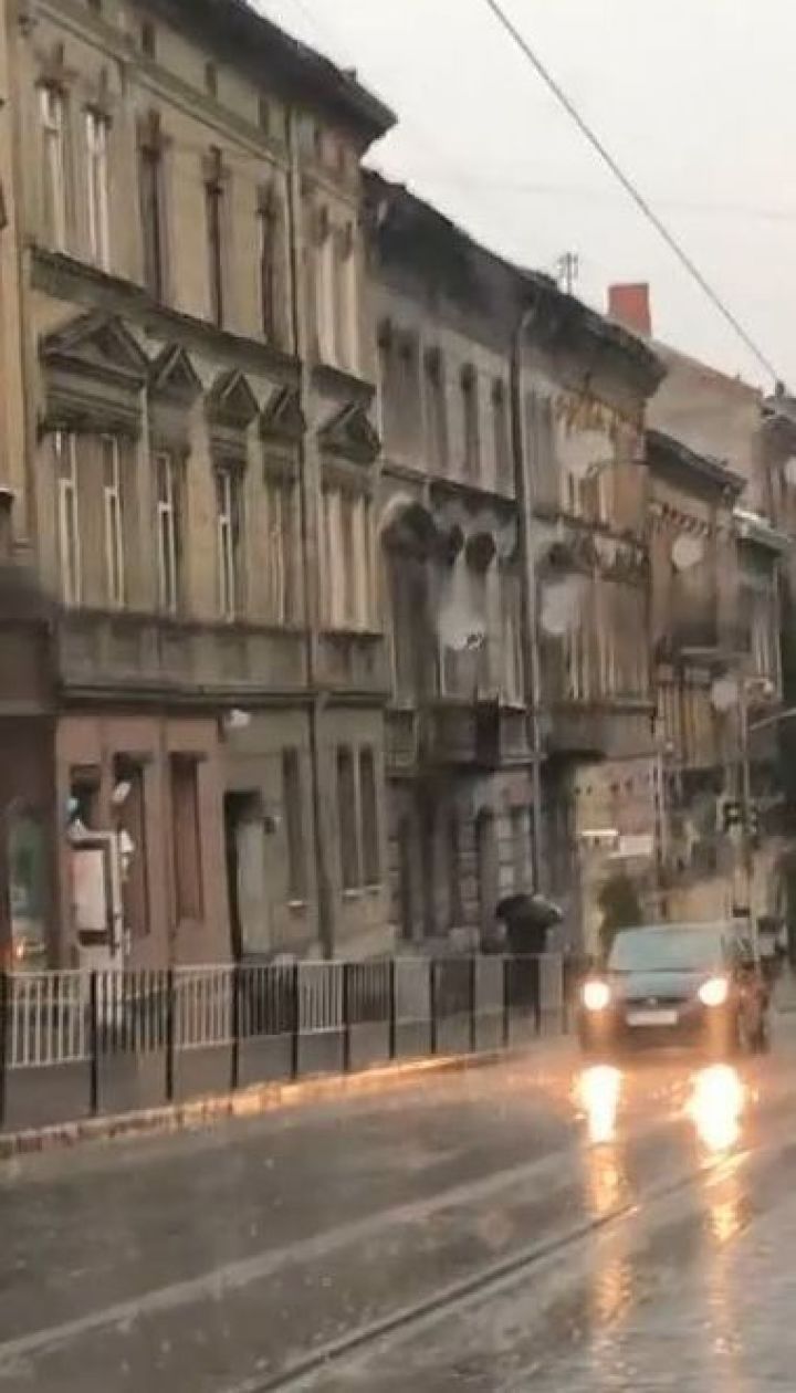 Во Львове дождь с градом лил не переставая несколько часов, улицы залило