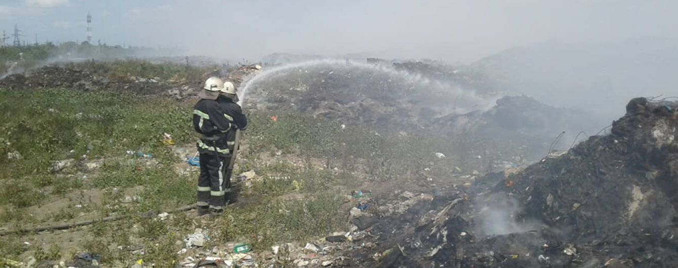 На Николаевщине уже вторые сутки масштабно горит свалка