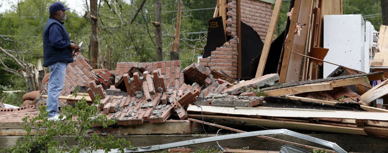 Разбитые дома и отсутствие электричества: полсотни смерчей бушуют в США