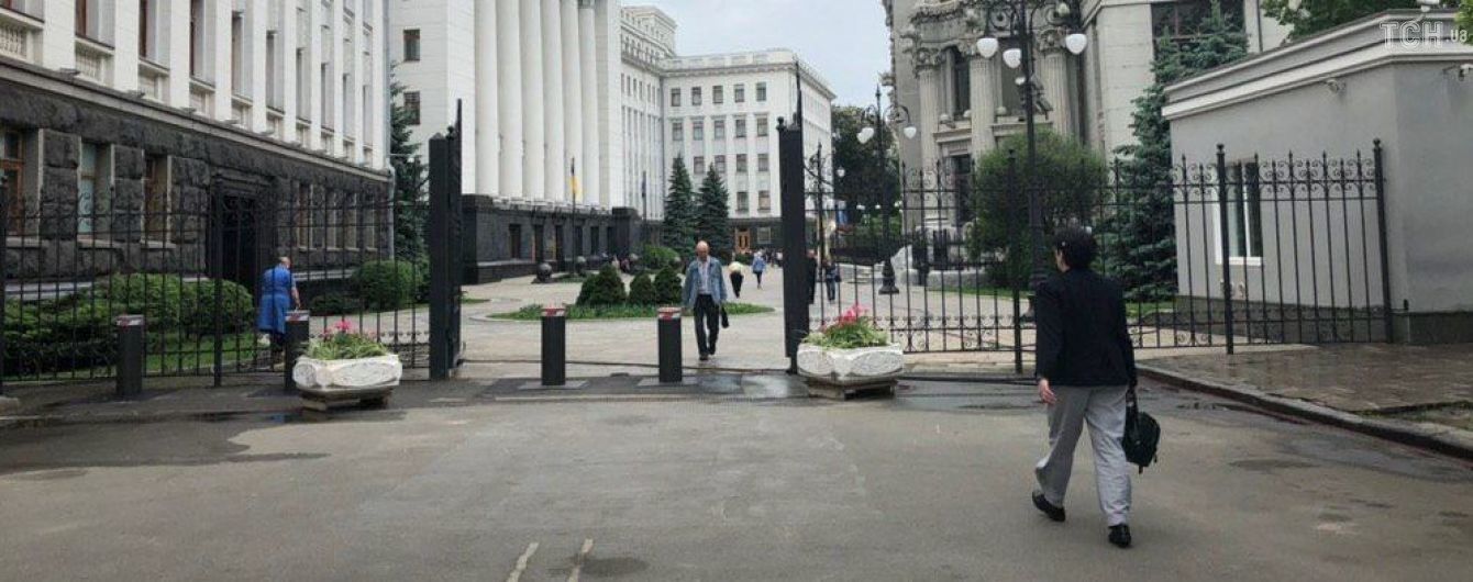 Возле Администрации президента сделали свободный проход