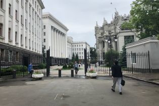 Возле Администрации президента сделали свободный проход